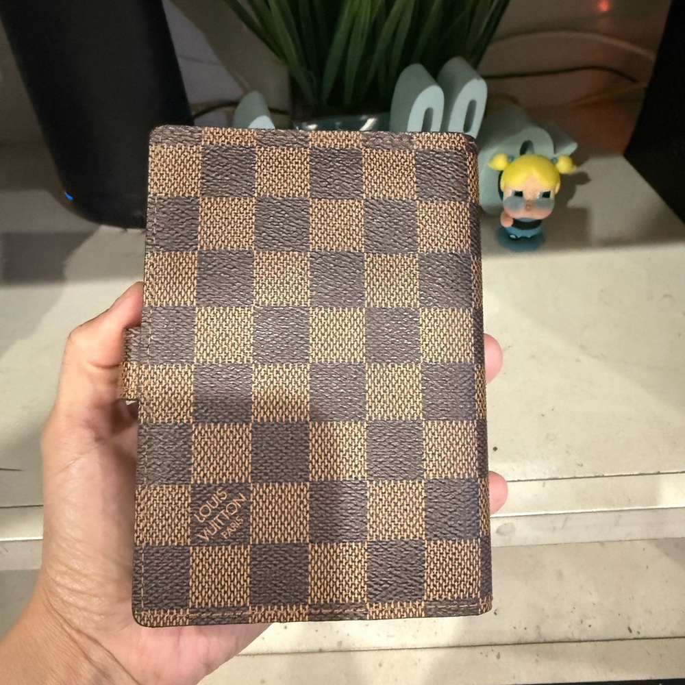 Louis Vuitton - Picture 5 of 9